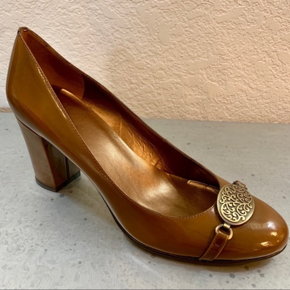 Harold’s Patent Leather Round Toe Pump
